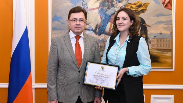 Временный поверенный в делах России в Азербайджане Олег Мурашев и журналист Sputnik Азербайджан Камилла Алиева - Sputnik Азербайджан