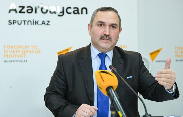Председатель Общественного совета при Государственной миграционной службе Азербайджана, руководитель Общественного объединения гуманитарной поддержки Хаят Азер Аллахверанов - Sputnik Азербайджан