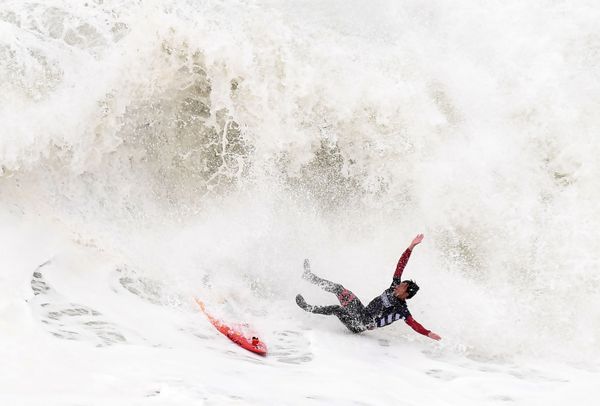 Серфер во время финала соревнований WSL Nazare Challenge в Португалии - Sputnik Азербайджан