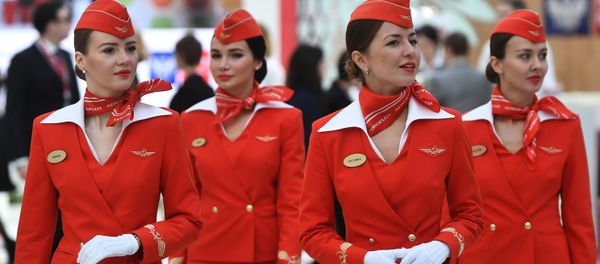 Стюардессы авиакомпании Аэрофлот на Российском инвестиционном форуме (РИФ-2018) в Сочи - Sputnik Азербайджан