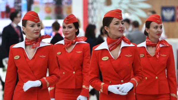 Стюардессы авиакомпании Аэрофлот на Российском инвестиционном форуме (РИФ-2018) в Сочи - Sputnik Азербайджан