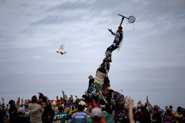 Участник праздника Faquetaique Courir de Mardi Gras в Луизиане, США, выпускает курицу из клетки - Sputnik Азербайджан