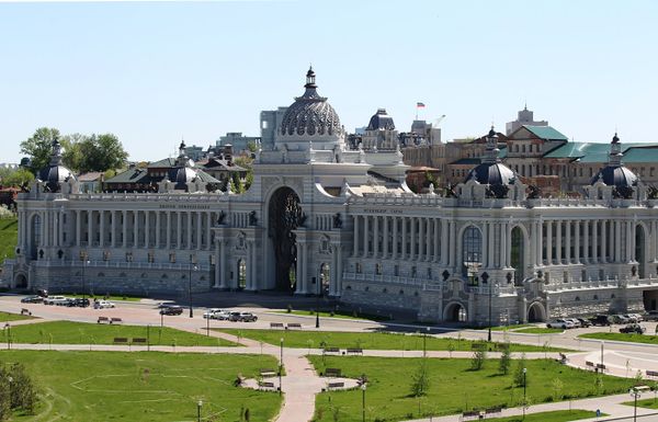 Дворец земледельцев в Казани расположен в центре столицы Татарстана на Дворцовой площади. Строительство продолжалось с 2008 по 2010 год. Служит штаб-квартирой Минсельхоза республики - Sputnik Азербайджан