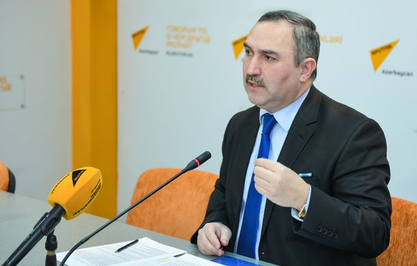 Председатель Общественного совета при Государственной миграционной службе Азербайджана, руководитель Общественного объединения гуманитарной поддержки Хаят Азер Аллахверанов - Sputnik Азербайджан