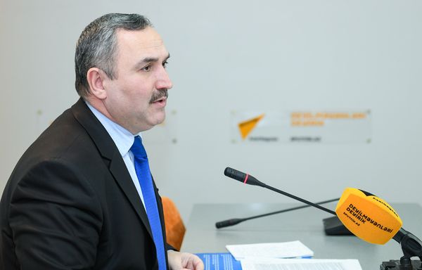 Председатель Общественного совета при Государственной миграционной службе Азербайджана, руководитель Общественного объединения гуманитарной поддержки Хаят Азер Аллахверанов - Sputnik Азербайджан