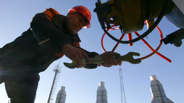 Рабочий на газовой компрессорной станции, фото из архива - Sputnik Азербайджан