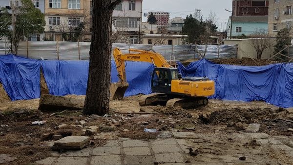 Экскаватор на территории сквера в четвертом микрорайоне Насиминского района Баку - Sputnik Азербайджан