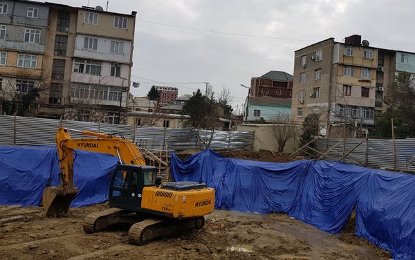 Экскаватор на территории сквера в четвертом микрорайоне Насиминского района Баку - Sputnik Азербайджан