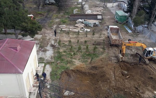 Проблемы начались несколько месяцев назад — когда в сквере были вырублены все деревья - Sputnik Азербайджан