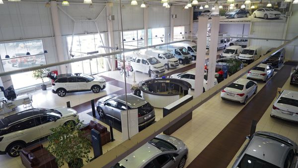 Автомобили в автосалоне, фото из архива - Sputnik Азербайджан
