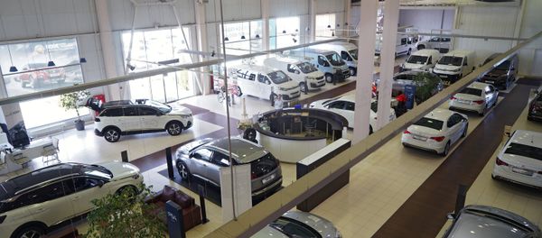 Автомобили в автосалоне, фото из архива - Sputnik Азербайджан