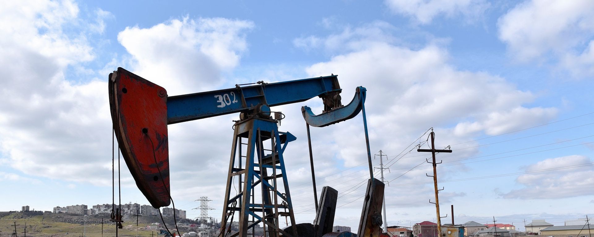 Нефтяной насос в Сураханском районе Баку - Sputnik Азербайджан, 1920, 07.04.2025