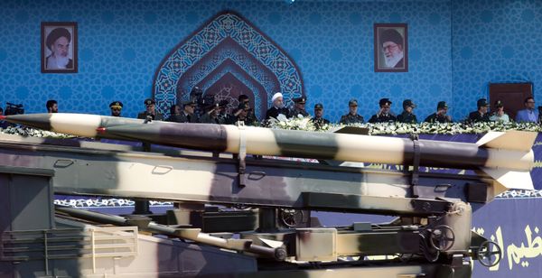 Ракета среднего радиуса действия Zelzal на военном параде в Тегеране, Иран - Sputnik Азербайджан