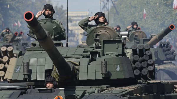 Польские танкисты салютуют во время ежегодного военного парада в день Польской армии в Варшаве - Sputnik Азербайджан