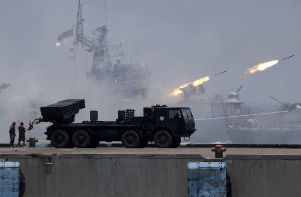Залп ракетами Военно-морским флотом Индонезии во время парада в честь 72-й годовщины создания Индонезийских вооруженных сил - Sputnik Азербайджан