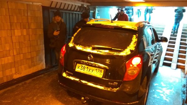 Пенсионер въехал на автомобиле в подземный переход у метро Московская в Санкт-Петербурге - Sputnik Азербайджан