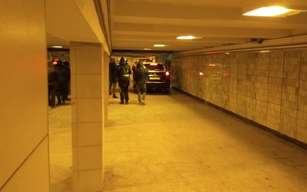 Пенсионер въехал на автомобиле в подземный переход у метро Московская в Санкт-Петербурге - Sputnik Азербайджан