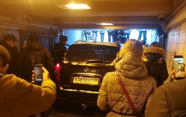 Пенсионер въехал на автомобиле в подземный переход у метро Московская в Санкт-Петербурге - Sputnik Азербайджан