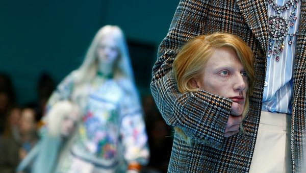 На модном показе бренда Gucci в Милане - Sputnik Азербайджан
