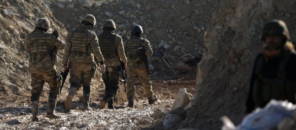 Поддерживаемые Турцией бойцы сирийской армии на горе Барсая, к северо-востоку от Африна, Сирия 28 января 2018 года - Sputnik Азербайджан