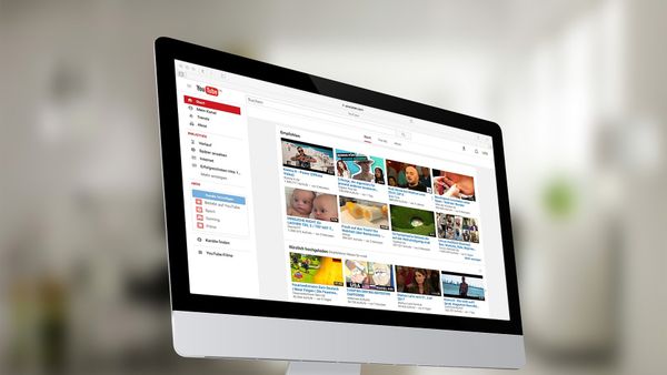 Youtube на экране компьютера, архивное фото - Sputnik Азербайджан