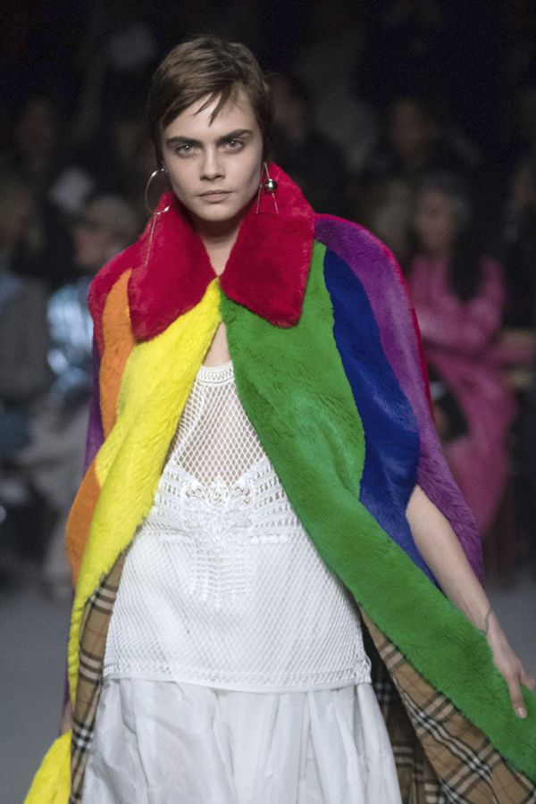 Модель Кара Делевинь на показе Burberry Недели моды в Лондоне - Sputnik Азербайджан