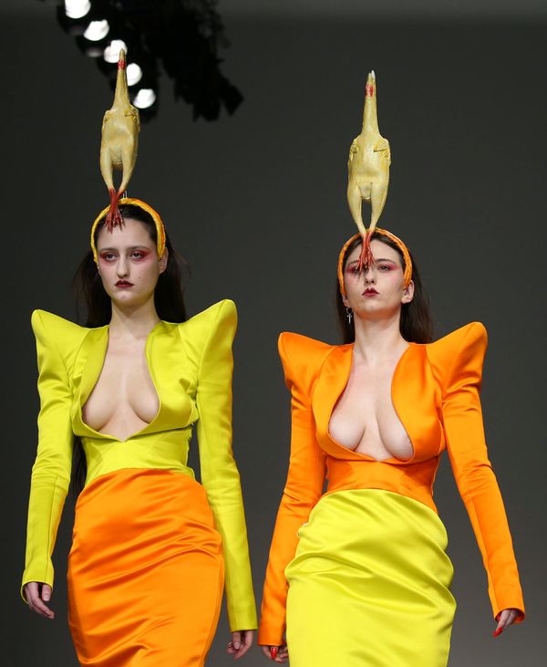 Показ выпусников Лондонского университета искусств Central Saint Martins на Неделе моды в Лондоне - Sputnik Азербайджан