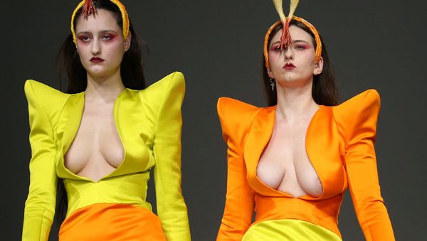 Показ выпусников Лондонского университета искусств Central Saint Martins на Неделе моды в Лондоне - Sputnik Азербайджан