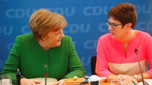 Канцлер Германии Ангела Меркель и глава правительства земли Саар Аннегрет Крамп-Карренбауэр - Sputnik Азербайджан