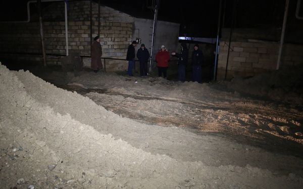 В массиве 1А поселка Локбатан Гарадагского района лопнула водопроводная труба - Sputnik Азербайджан