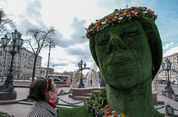 Женщина у фигуры девушки, выполненной в технике топиар на фестивале Моcковская весна на Пушкинской площади в Москве. - Sputnik Азербайджан