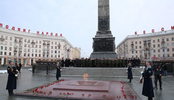 Руководители делегаций стран, принимающих участие в торжественной церемонии, посвященной 100-летию создания Вооруженных Сил Республики Беларусь, во время посещения площади Победы в Минске - Sputnik Азербайджан