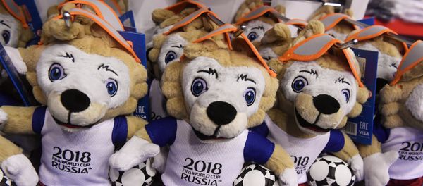 Мягкая игрушка официального талисмана чемпионата мира по футболу 2018 - Sputnik Азербайджан
