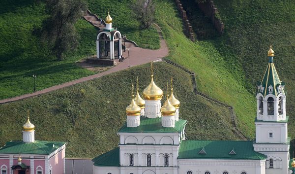 Набатный колокол находится на смотровой площадке под стенами Нижегородского кремля у восстановленного храма Иоанна Предтечи. Отсюда в 1612 году староста Козьма Минин призвал горожан отправиться на освобождение Москвы. Колокол отлит московскими мастерами. Диаметр колокола 2,5 метра, вес – 6,5 тонны. - Sputnik Азербайджан