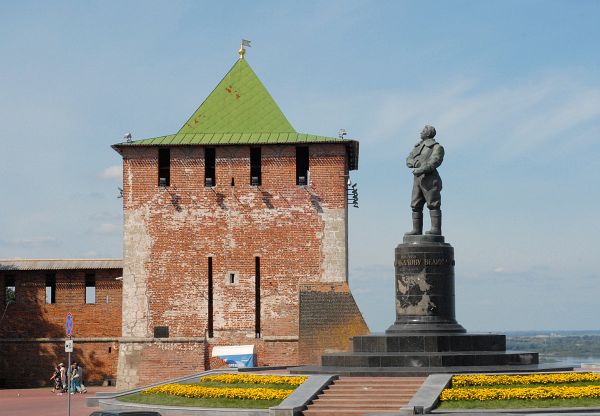 Памятник летчику Валерию Чкалову установлен в декабре 1940 года вблизи Георгиевской башни Нижегородского кремля в честь знаменитого советского летчика, совершившего первый беспосадочный перелет из СССР в США через Северный полюс. Валерий Чкалов – уроженец Нижегородской губернии. - Sputnik Азербайджан