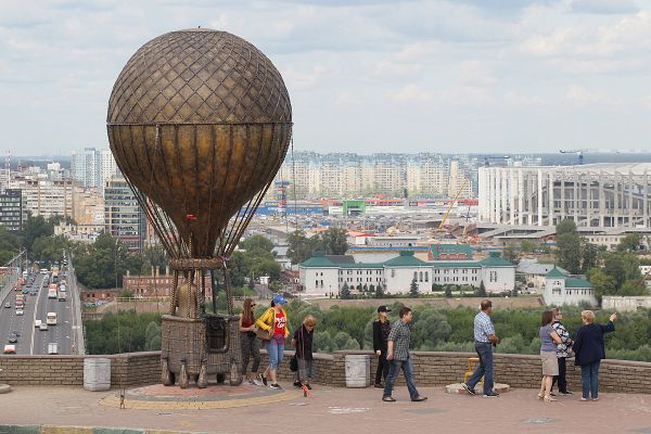 Памятник писателю-фантасту Жюлю Верну был открыт в сентябре 2015 года на набережной Оки. Знаменитый француз изображен летящим на воздушном шаре с подзорной трубой в руках. Высота композиции - 10 метров. - Sputnik Азербайджан
