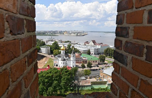 Вид из бойницы Нижегородского кремля на Стрелку Оки и Волги – одну из главных природных достопримечательностей Нижнего Новгорода. В месте слияния рек располагается Невский собор. Здесь же находится стадион, который примет матчи чемпионата мира по футболу 2018 года. - Sputnik Азербайджан