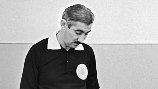Советский арбитр Тофик Бахрамов, похоронивший надежды сборной Германии на победу в финале чемпионата мира 1966 года - Sputnik Азербайджан