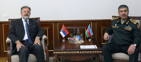 Министр обороны Азербайджана генерал-полковник Закир Гасанов и чрезвычайный и полномочный посол Республики Сербия в Азербайджане Небойша Родич в ходе встречи - Sputnik Азербайджан