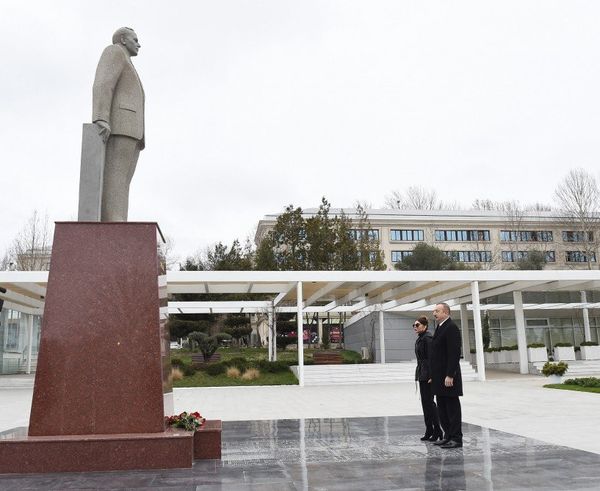 Президент Азербайджана Ильхам Алиев и первая леди Мехрибан Алиева у памятника Гейдара Алиева в Мингячевире - Sputnik Азербайджан