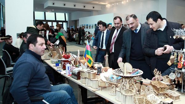Выставка-ярмарка в рамках конференции на тему Поддержка малого предпринимательства в Бакинском бизнес-центре - Sputnik Азербайджан