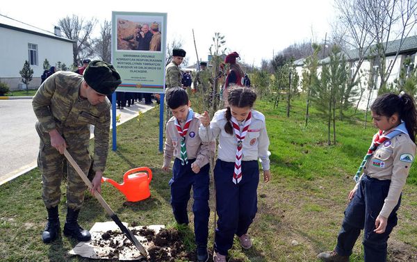 Скауты встретились с солдатами, проходящими службу в прифронтовой зоне - Sputnik Азербайджан
