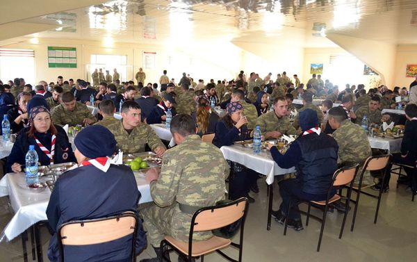 Скауты встретились с солдатами, проходящими службу в прифронтовой зоне - Sputnik Азербайджан