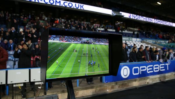 Система видеопомощи VAR в ходе футбольного матча - Sputnik Азербайджан