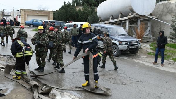 Тушение пожара в Республиканском наркологическом диспансере в Баку - Sputnik Азербайджан