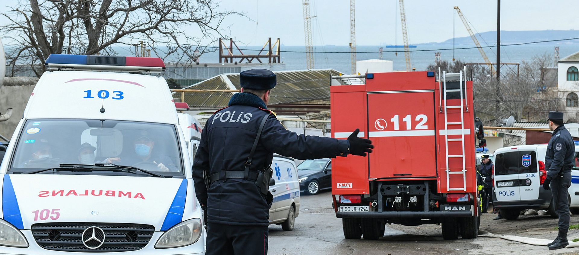 Пожарная машина МЧС и карета скорой помощи на месте пожара в Республиканском наркологическом диспансере в Баку  - Sputnik Азербайджан, 1920, 17.03.2021