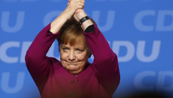 Канцлер Германии Ангела Меркель после выступления на партийном съезде Христианско-демократического союза в Германии в Берлине, Германия - Sputnik Азербайджан