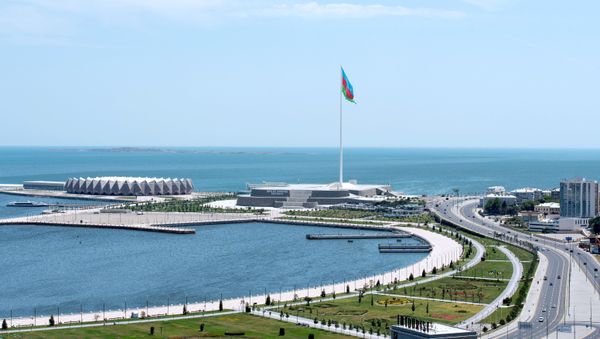 Спортивно-концертный комплекс Бакинский кристальный зал (слева) или Baku Crystal Hall на площади государственного флага Азербайджана с флагштоком и Музеем государственного флага - Sputnik Азербайджан
