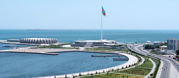Спортивно-концертный комплекс Бакинский кристальный зал (слева) или Baku Crystal Hall на площади государственного флага Азербайджана с флагштоком и Музеем государственного флага - Sputnik Азербайджан