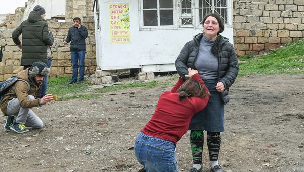 Родственники погибших в пожаре в Республиканском наркологическом диспансере в Баку - Sputnik Азербайджан